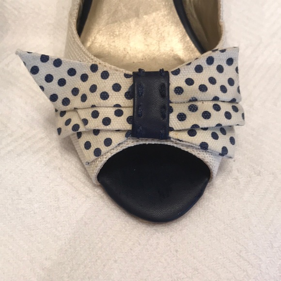Navy & Linen peep toe pumps with polka-dot bow - Picture 5 of 7